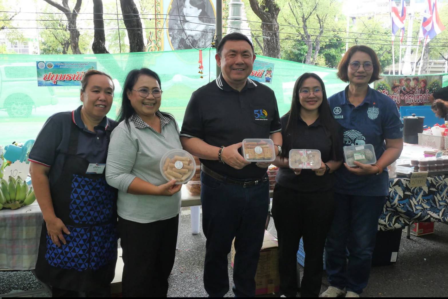 title - เลขาธิการ ส.ป.ก. เยี่ยมทักทายเกษตรกรและซื้อสินค้าในบรรยากาศวันสุดท้ายของการออกร้านขายสินค้า จากเขตปฏิรูปที่ดิน ส่งท้ายงานครบรอบ 51 ปี ส.ป.ก. ณ สำนักงานการปฏิรูปที่ดินเพื่อเกษตรกรรม